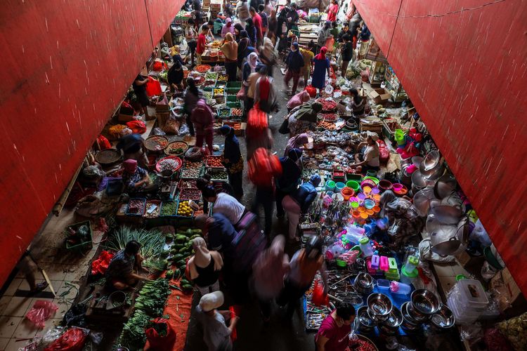 Warga berbelanja di Pasar Kebayoran Lama, Jakarta Selatan, Selasa (11/5/2021). Supermarket, hypermarket, pasar tradisional, toko kelontong dan pasar swalayan yang menjual kebutuhan sehari-hari dibatasi jam operasionalnya sampai Pukul 21.00 dan kapasitas pengunjung 75 persen di tengah lonjakan kasus Covid-19 akibat varian Omicron.