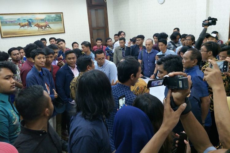 Kelompok mahasiswa saat bernegosiasi dengan Bakesbang Provinsi Jatim di salah satu ruangan di Gedung Negara Grahadi, Selasa (8/10/2019) malam