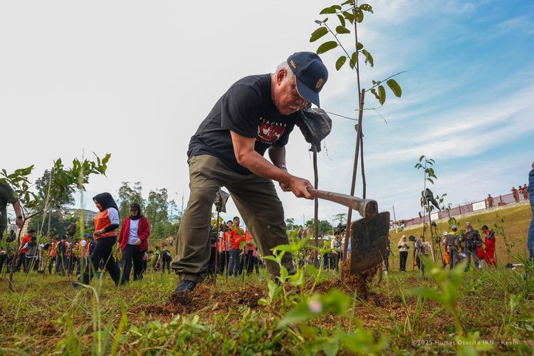 Kepala Otorita IKN Basuki Hadimuljono menegaskan bahwa kegiatan ini bukan sekadar menanam, melainkan membangun kebiasaan baik bagi semua pihak.