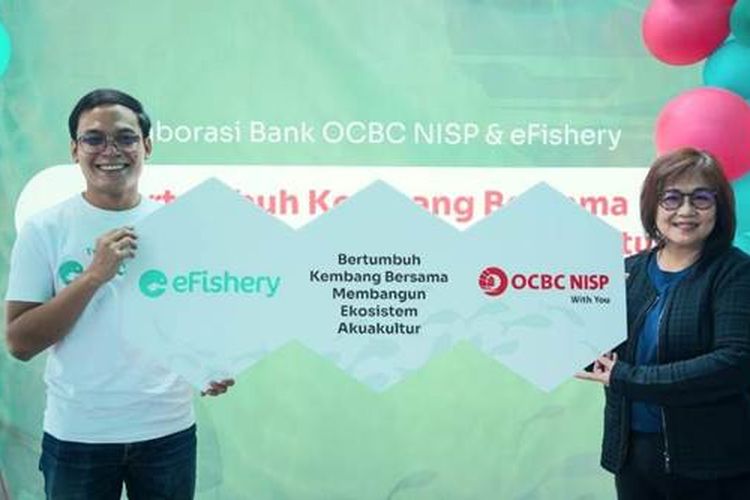 Gibran Huzaifah (CEO dan Co-Founder eFishery) dan Veronika Susanti (Digital Lending Division Head Bank OCBC NISP) pada saat acara Signing Ceremony Kolaborasi Bank OCBC NISP & eFishery