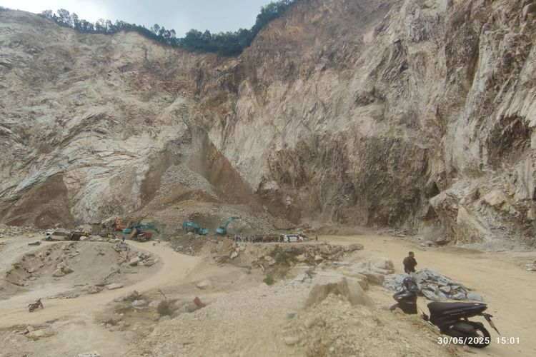 Situasi tanah longsor di Cirebon, tepatnya di Gunung Kuda, Desa Cipanas, Kecamatan Dukupuntang, Kabupaten Cirebon, pada Jumat (30/5/2025).
