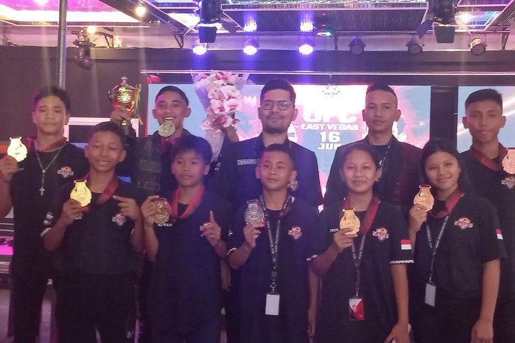 Foto: Pengurus Patunggung Simalungun Siantar Club (PSSC) berfoto bersama 8 atlet peraih medali pada Kejurnas MMA U18 Piala Persatuan Tarung Campuran Indonesia (Pertacami) 2024, Selasa (21/5/2024) di Kota Pematansiantar.