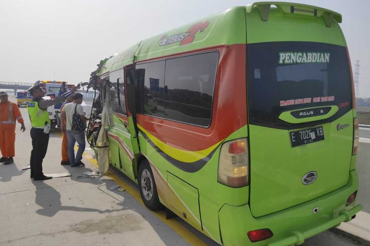 Inilah mobil mitsubishi elf yang menabrak truk box di ruas ini tol Madiun-Nganjuk di KM 638.800, Senin (16/12/2019).