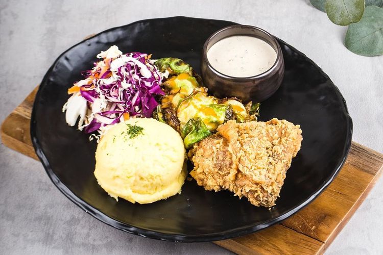 Paket Meal Market Platter yang memungkinkan konsumen bebas berkreasi menentukan kombinasi olahan ayam KFC dan side dish yang diinginkan, bisa sayuran segar atau sayuran panggang.
