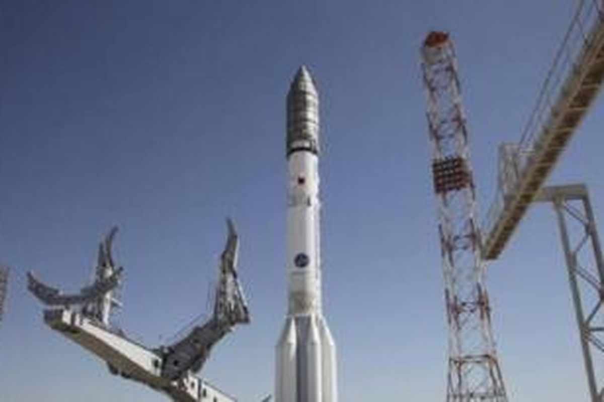 Roket Proton-M dipasang di Kazakhstan sebelum diluncurkan Sabtu (16/5/2015).