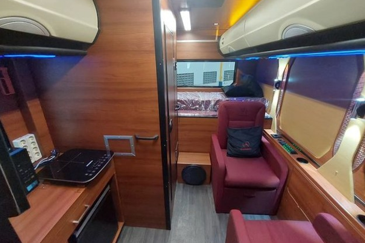  Bagian kabin motorhome bernama Medium Commander M15 Limited Edition Black Series rakitan Adiputro