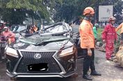 Mobil Mewah Tertimpa Pohon, Waspada Pohon Tumbang Saat Hujan Lebat