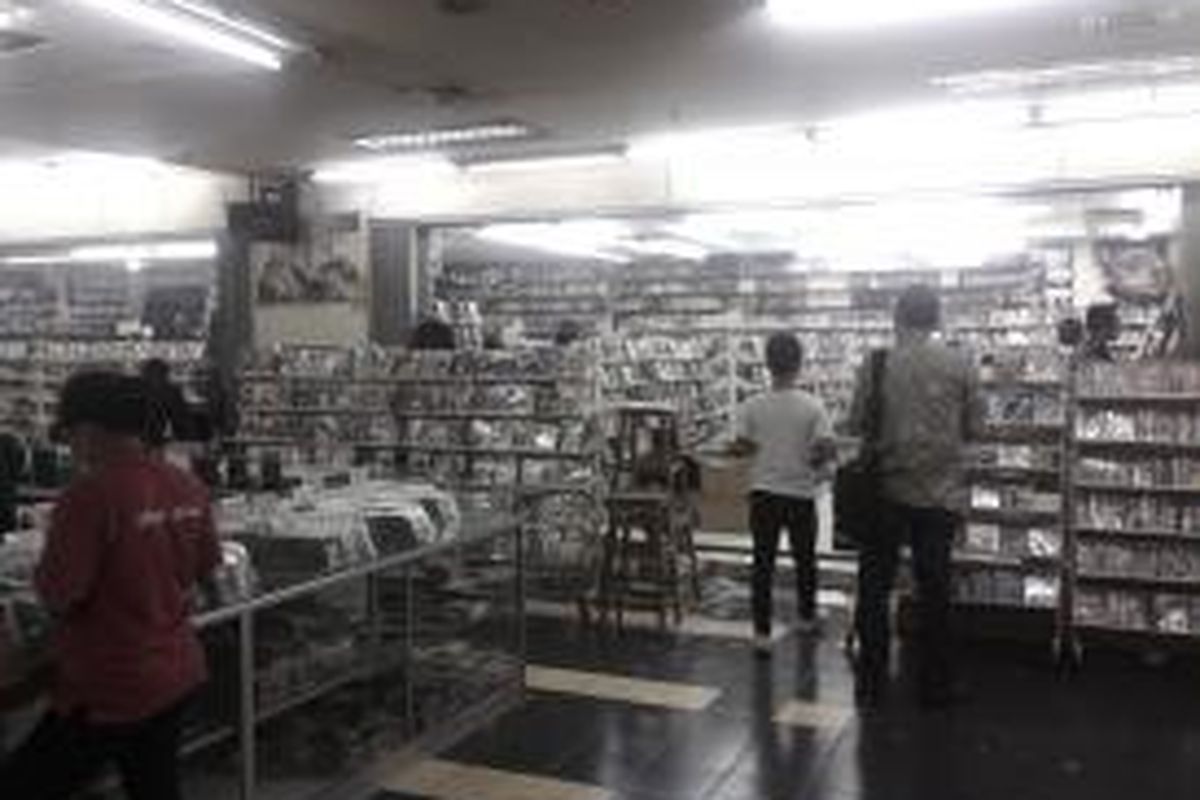 Penjual DVD dan VCD bajakan di LGF basement Plaza Glodok, Jakarta Barat, Senin (22/7/2013). 