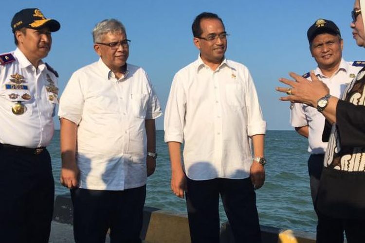 Menteri Perhubungan Budi Karya Sumadi (tengah) mengecek lokasi calon Pelabuhan Patimban, Subang, Jawa Barat, Minggu (4/9/2016).