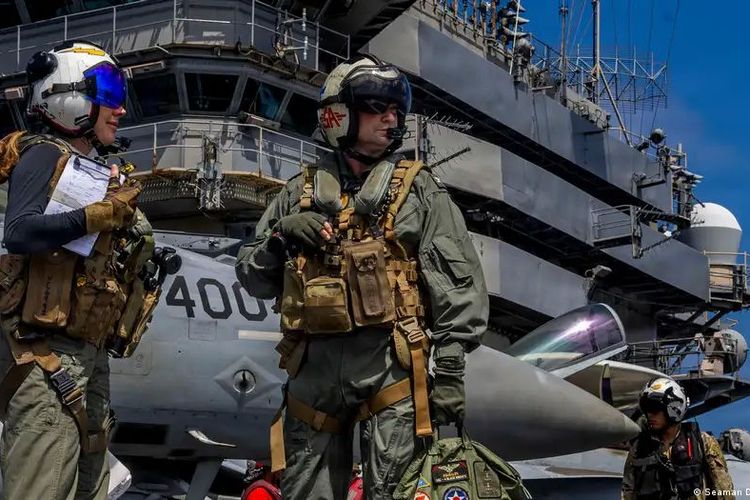 Pilot pesawat tempur AS di atas kapal induk USS Abraham Lincoln di Samudera Hindia, Januari 2026.