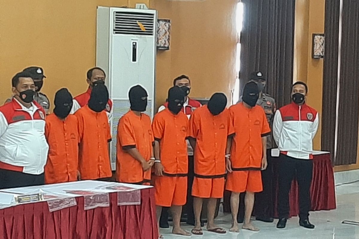 Enam orang tersangka dalam kasus eksploitasi dan distribusi materi pornografi dan kesusilaan dengan korban anak saat dihadirkan dalam jumpa pers di Mapolda DIY. Di dalam kasus ini, Polda DIY menangkap Tujuh orang pelaku, salah satunya masih dibawah umur.