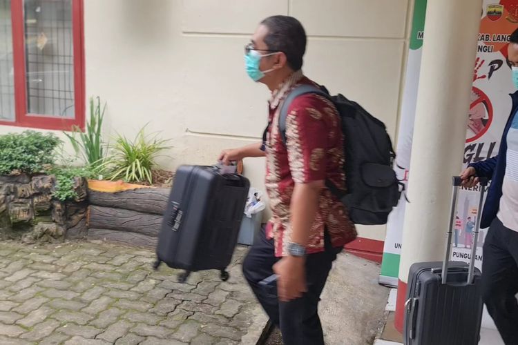 KPK Geledah Kantor Disdik Langkat 3 Jam Lebih, Bawa 3 Koper Saat Keluar