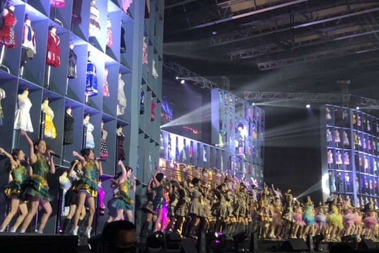 Konser JKT48 bertajuk 10th Anniversary Concert Heaven di Istora Senayan, Jakarta Selatan pada Sabtu (6/8/2022).