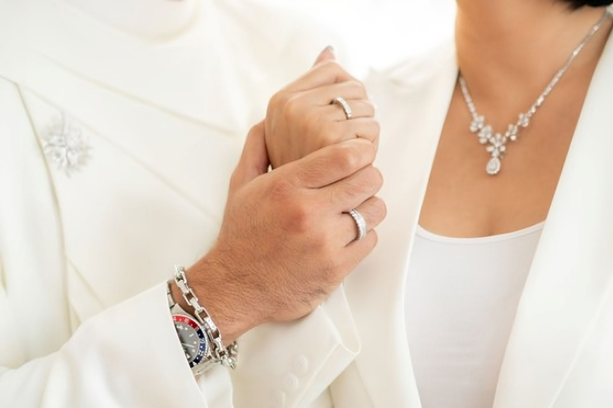 Pasangan Anjasmara dan Dian Nitami merayakan ulang tahun ke-25 pernikahan dengan membuat cincin berlian dengan inisial pasangan.