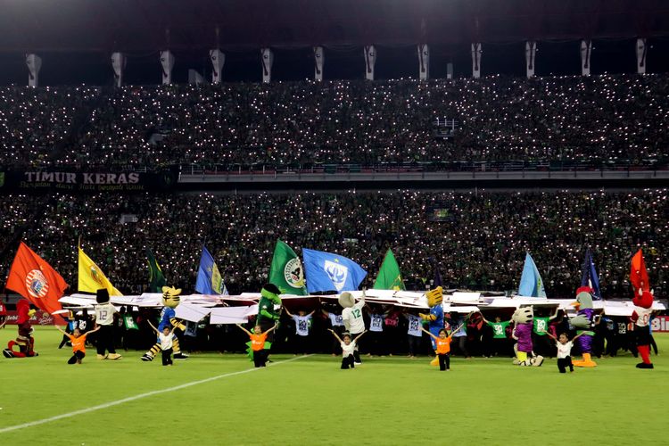 Sejumlah penari dan maskot tim memeriahkan acara pembukaan Liga 1 2020 sebelum laga Persik Kediri melawan Persebaya Surabaya di Stadion Gelora Bung Tomo Surabaya, Jawa Timur, Sabtu (29/02/2020) malam. 