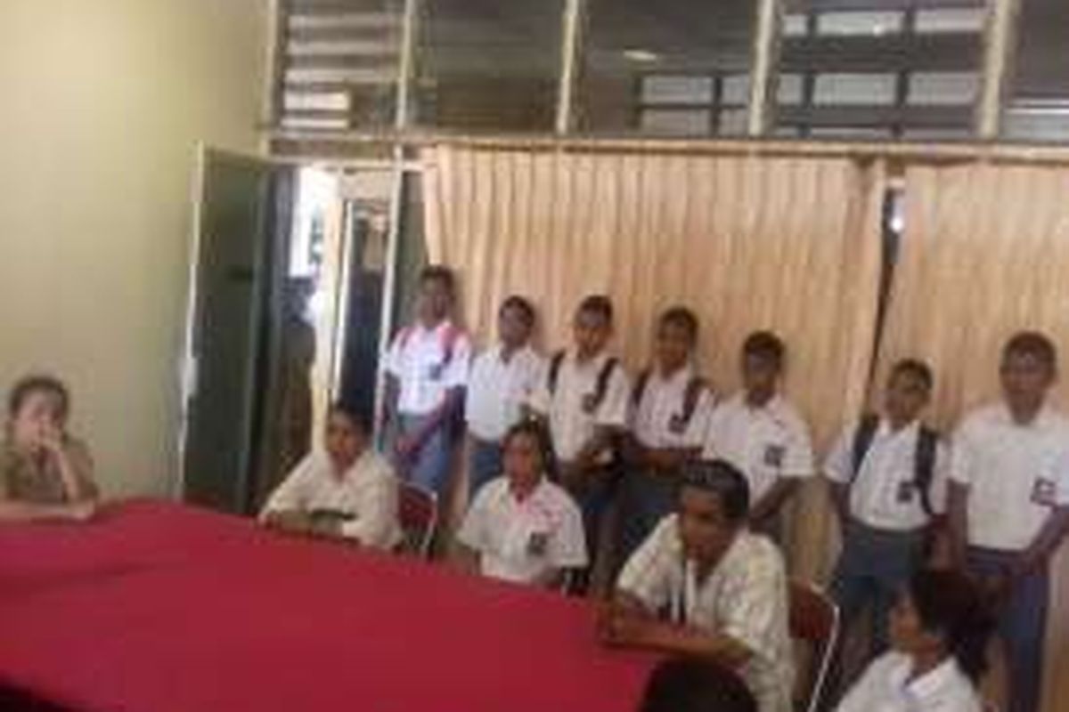 Pengelola Panti Asuhan Sonaf Maneka, Blasius Umbu Manna bersama pendamping dan 12 siswa yang ditolak