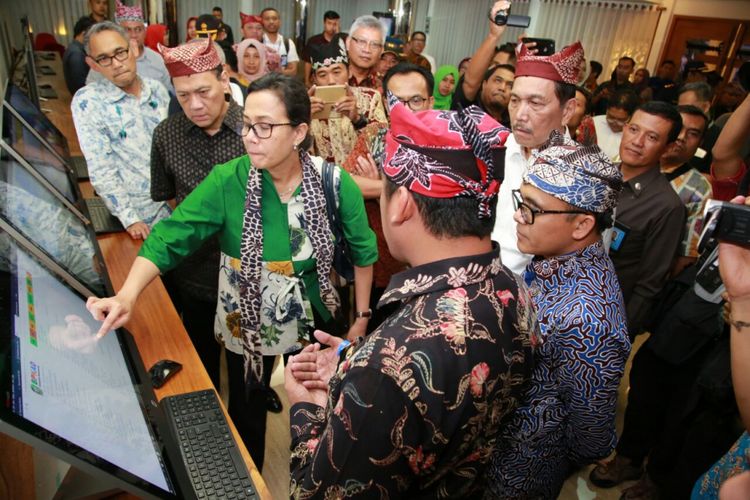 Menteri Koordinator Kemaritiman Luhut Binsar Pandjaitan, Menkeu Sri Mulyani Indrawati, dan Gubernur Bank Indonesia (BI) Agus Martowardojo mengunjungi Kabupaten Banyuwangi, Kamis (1/3/2018), untuk meninjau kesiapan daerah tersebut dalam menyambut Annual Meeting IMF dan Bank Dunia di Bali, Oktober mendatang.