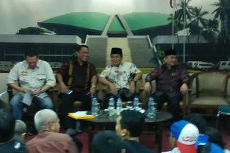 Bambang Soesatyo, Fary Djemi Francis, Ade Komrudin, dan Jazuli Juwaini (kiri ke kanan) dalam pernyataan bersama melawan putusan Menkumham yang mengakui kepengurusan Golkar kubu Agung, di Gedung DPR, Senayan, Jakarta, Jumat (13/3/2015)