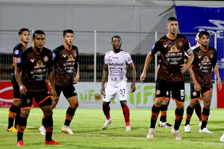 Pemain asing Bali United, Privat Mabrga diantara Pemain Persiraja Banda Aceh saat pertandingan pekan 30 Liga 1 2021-2022 yang berakhir dengan skor 0-1 di Stadion Kompyang Sujana Denpasar, Jumat (11/3/2022) malam.
