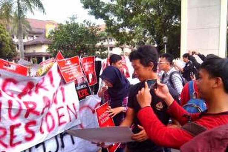 Ratusan aktivis, mahasiswa dan masyrakat tutup pintu gerbang utama Mapolda DIY dengan poster Save KPK
