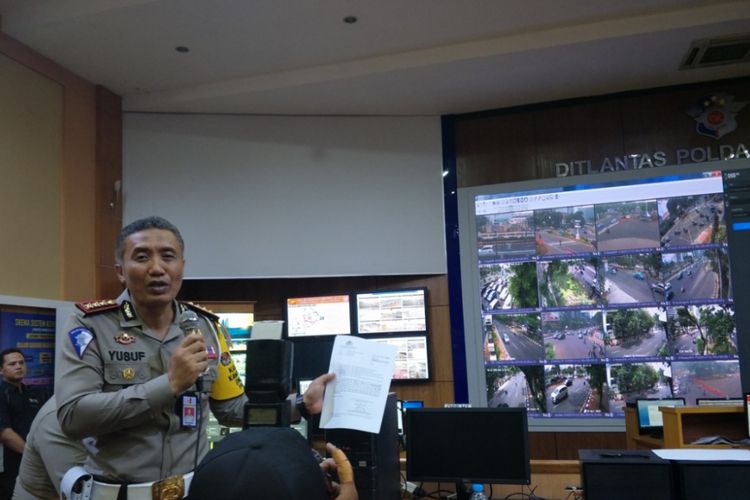 Proses tilang ETLE di Traffic Management Center  (TMC) Polda Metro Jaya, Senin (1/10/2018).