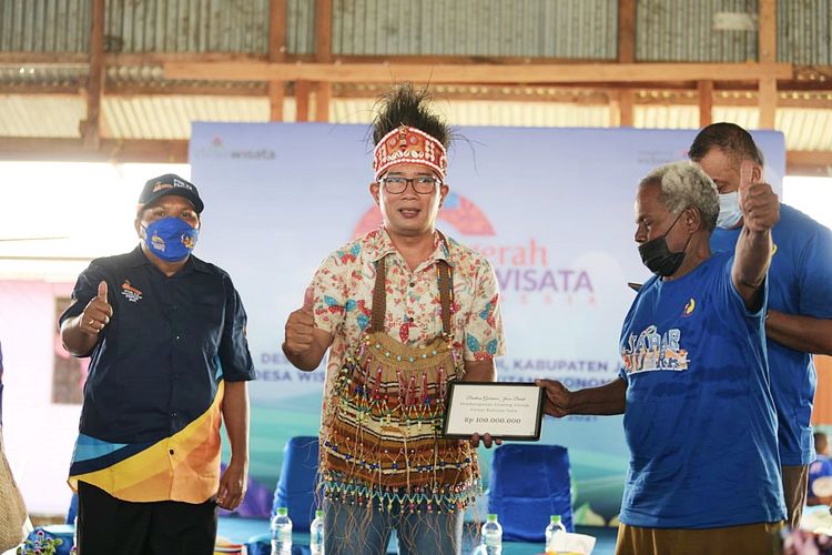 Gubernur Jawa Barat Ridwan Kamil saat berkunjung ke Kampung Wisata Yoboi, Sentani, Jayapura, Provinsi Papua, Minggu (3/10/2021).