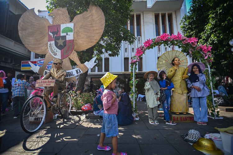 Wisatawan berfoto di di kawasan Taman Fatahillah, Kota Tua, Jakarta, Senin (24/4/2023). Pada H+2 Hari Raya Idul Fitri kawasan cagar budaya yang dibangun pada abad-17 oleh pemerintah kolonial Belanda tersebut dipadati wisatawan dari Jakarta maupun daerah-daerah lain di sekitarnya.