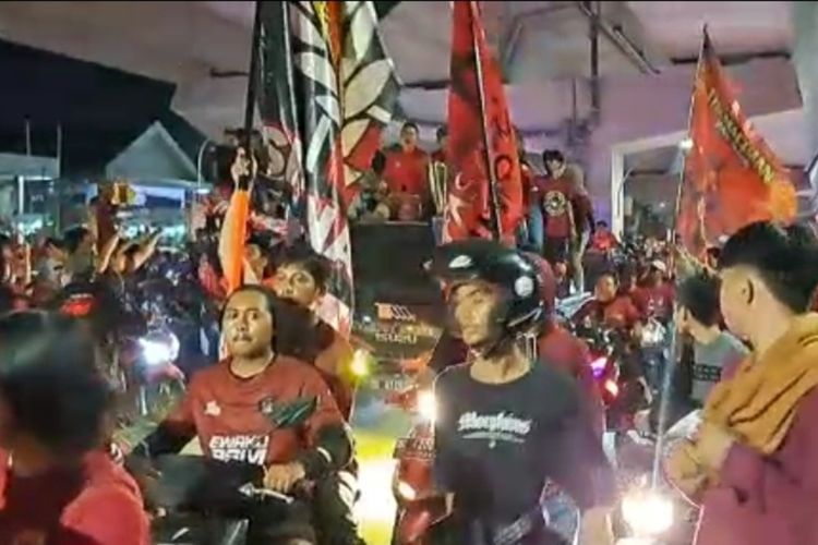 Ribuan Supporter PSM Makassar saat konvoi di Jalan AP Pettarani, Jumat (31/3/2023) malam.