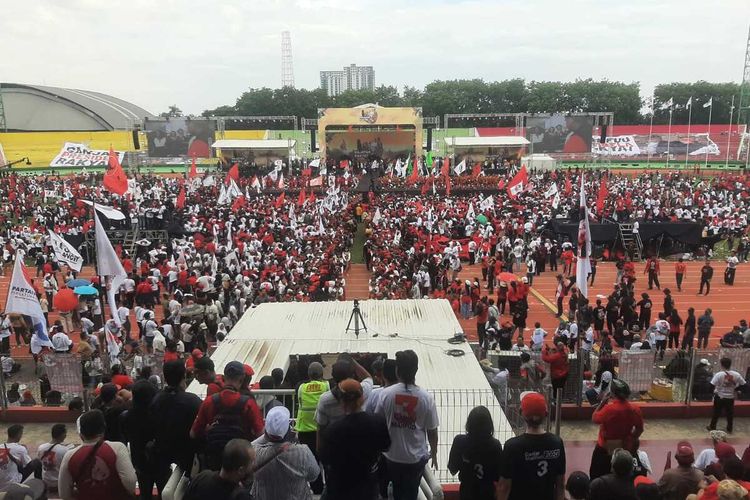 Puluhan ribu pendukung Ganjar padati kampanye akbar perdana di GOR Sidoarjo, Minggu (21/1/2024)