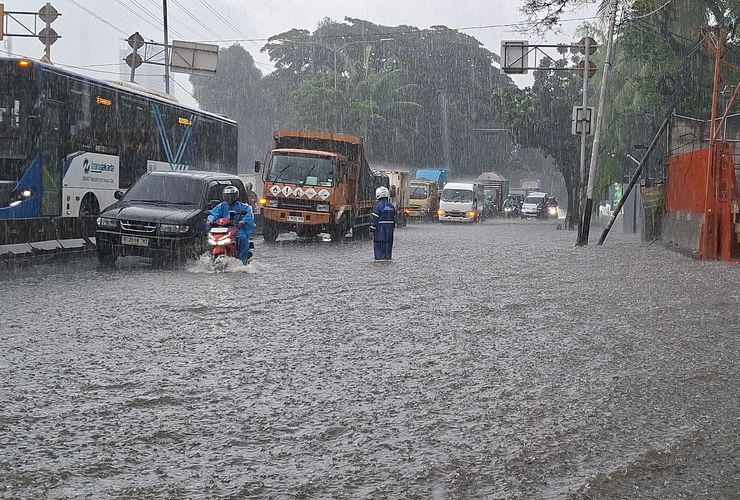 Hujan Deras, 1 RT dan 1 Ruas Jalan Jakarta Terendam Banjir Sabtu Malam