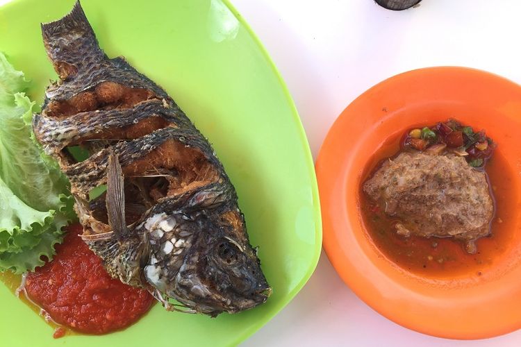 Makanan khas Batak dihidangkan dengan ikan goreng mas