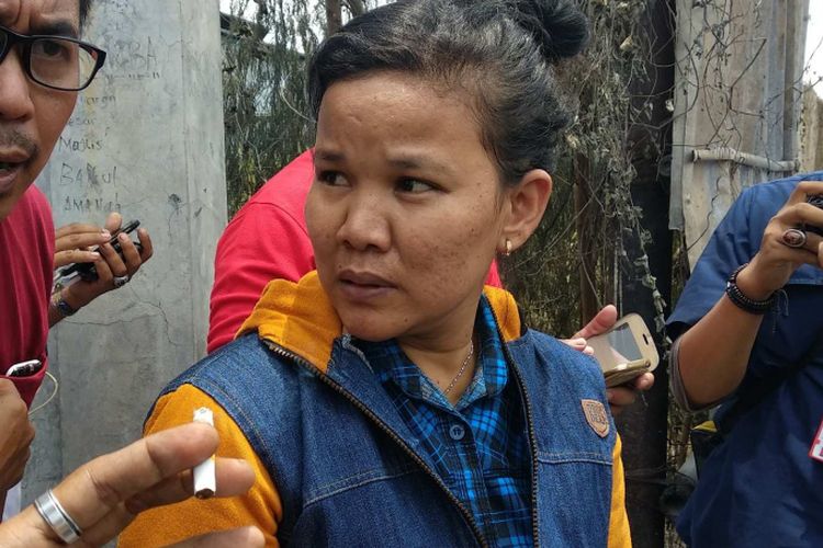 Rohayati, keluarga korban kebakaran pabrik mercon di Tangerang, tengah mencari keponakannya, Jumat (27/10/2017).