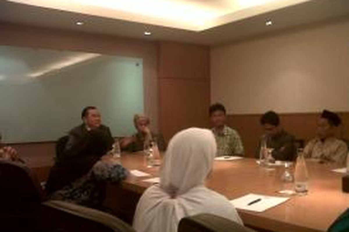 Perundingan antara manajemen biro haji dan travel Komunitas Jalan Lurus (KJL) dengan 32 calon jamaah haji yang gagal berangkat, sempat diwarnai ketegangan, di Hotel Sultan, Jakarta, Rabu (9/10/2013). 