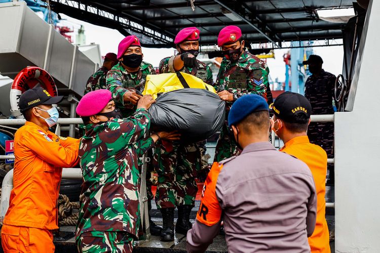 Petugas gabungan membawa bagian pesawat Sriwijaya Air SJ 182 rute Jakarta - Pontianak yang jatuh di perairan Pulau Seribu di Dermaga JICT 2, Tanjung Priok, Jakarta Utara, Minggu (10/1/2021). Temuan bagian pesawat selanjutnya akan diperiksa oleh Komite Nasional Keselamatan Transportasi (KNKT) sedangkan potongan tubuh korban diserahkan kepada DVI Polri untuk identifikasi lebih lanjut.