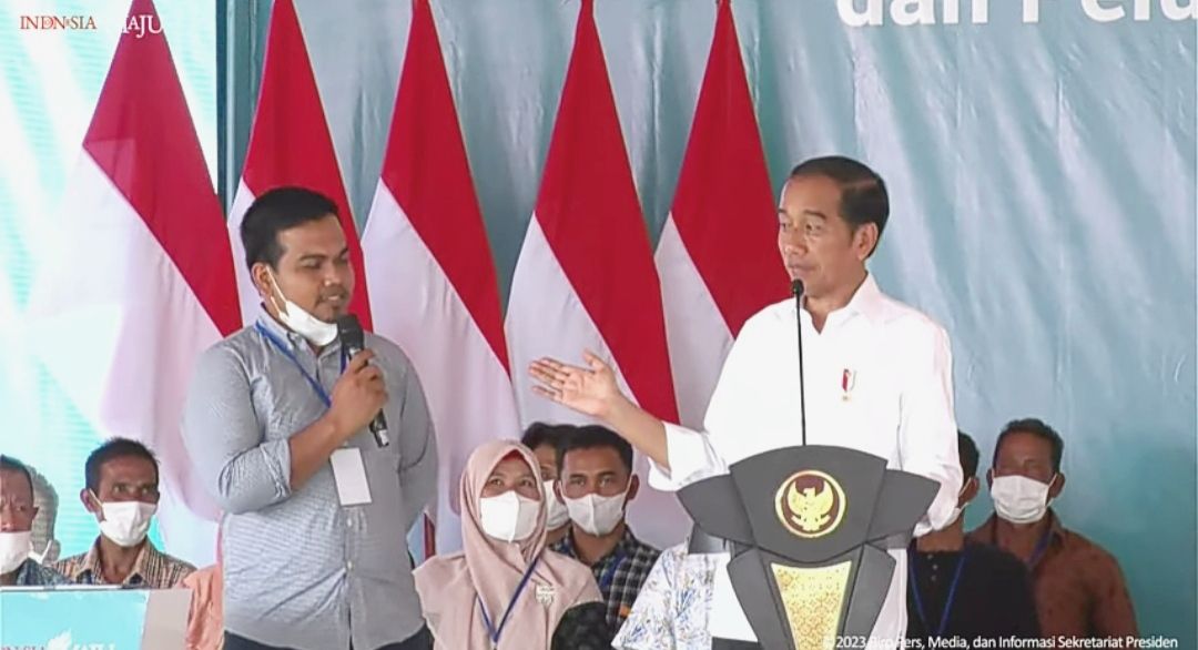 Beri Sepeda ke Pedagang Pupuk di Aceh, Jokowi: Kalau Dijual Mungkin Bisa untuk Beli Mobil...