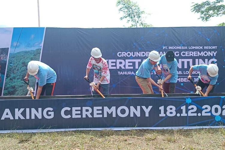 Gubernur NTB saat melakukan peletakan batu pertama pembangunan kereta gantung Rinjani, Minggu (18/12/2022)