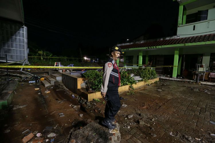 Petugas melihat lokasi tembok bangunan yang roboh di Madrasah Tsanawiyah (MTs) Negeri 19, Jalan Pinang Kalijati, Pondok Labu, Cilandak, Jakarta Selatan, Jumat (7/10/2022). Akibat peristiwa ini 3 orang siswa meninggal dunia dan 1 orang luka-luka.