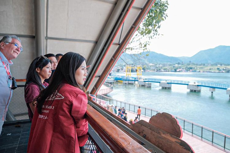 Wakil Menteri Pariwisata dan Ekonomi Kreatif (Wamenparekraf) Angela Tanoesoedibjo saat melakukan kunjungan ke lokasi F1 Powerboat Danau Toba di Balige, Sumatera Utara, Sabtu (25/2/2023).