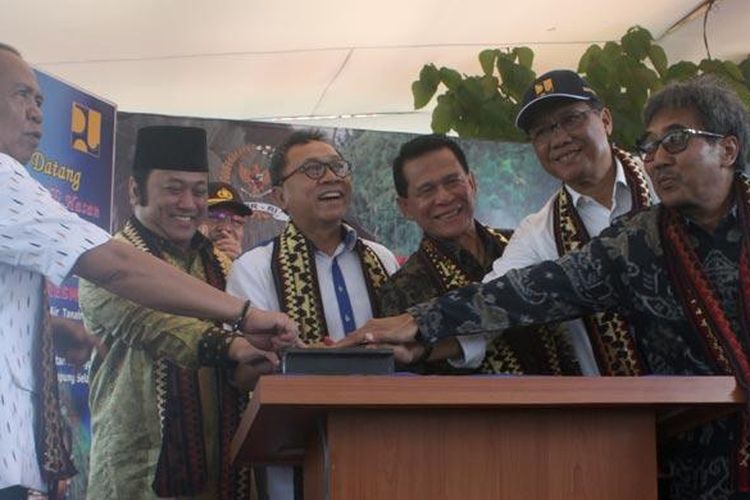 Momen pembukaan acara Peresmian Pendayagunaan Air Tanah untuk Jaringan Irigasi Air Tanah (JIAT) Masyarakat Petani di Desa Rejomulyo, Kecamatan Jati Agung, Lampung Selatan, Jumat (17/2/2017).