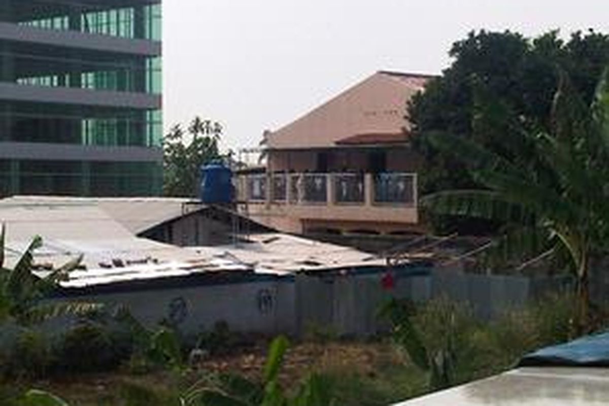 Rumah kos dua lantai yang digerebek Tim Densus 88 di Jl Semanggi II, RT 2/3, Kelurahan Cempaka Putih, Kecamatan Ciputat, Tangerang Selatan, Jumat (9/10)tampak ramai oleh polisi. Dua teroris dilaporkan tewas dalam penggerebekan ini.