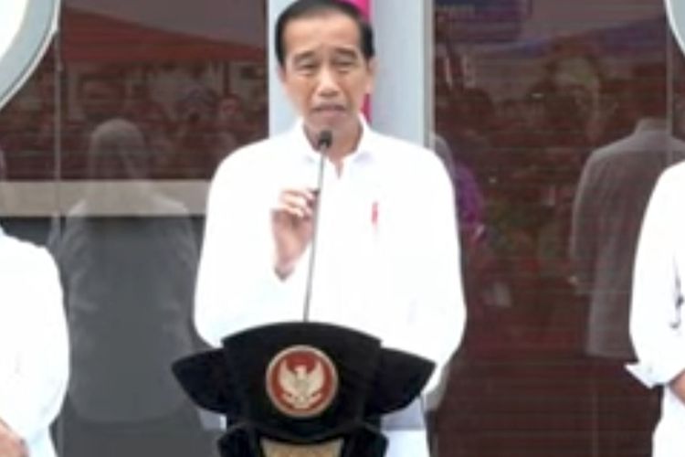 Presiden Joko Widodo didampingi Ibu Negara Iriana Jokowi Widodo dan Menhub Budi Karya Sumadi saat meresmikan empat terminal dari Kabupaten Purworejo, Jawa Tengah, Selasa (2/1/2024) 