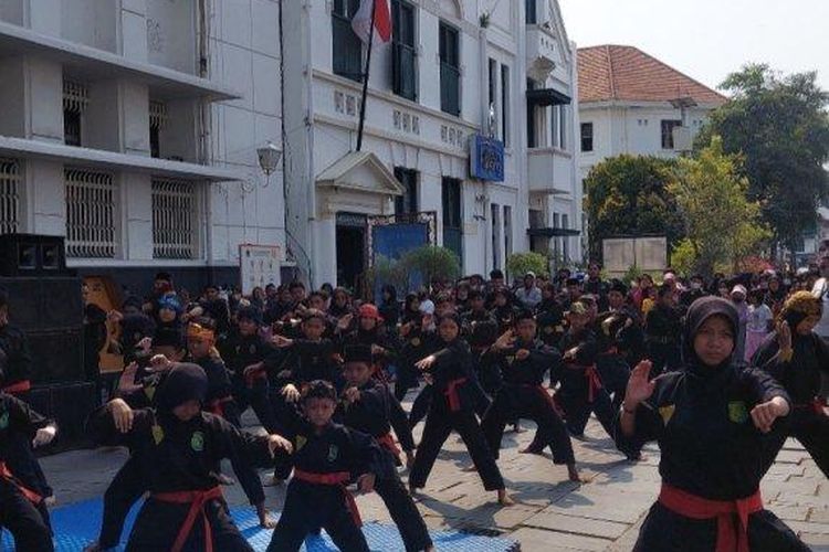 Kemeriahan di Kota Tua, Minggu (19/6/2022), ada pertunjukan silat untuk menghibur pengunjung yang datang.