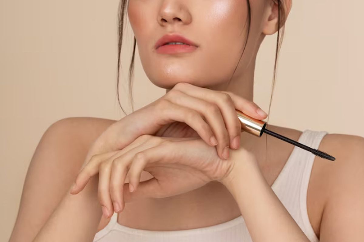 Tren makeup 2025 didominasi tampilan lembut. Dari toasted makeup, bitten lips, hingga ghost lashes, ini rangkaian gaya riasan yang populer.