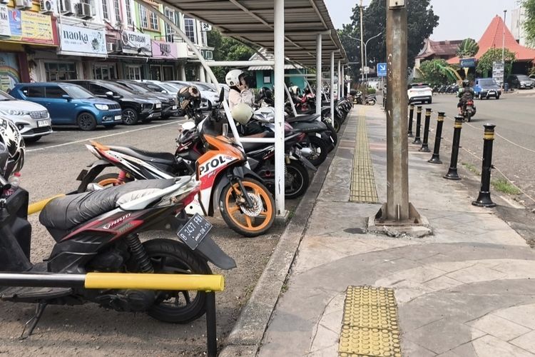 Viral Trotoar Ditutup Besi di Serpong Tangsel, Pengelola Langsung Potong Pembatas