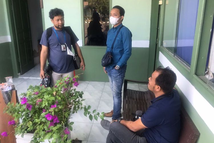 Foto dok. Nasir Nurdin ( Ketua PWI Aceh) sejumlah wartawan yang melakukan peliputan di Markas Pomdam IM dilarang mengambil foto dan video proses pemeriksaan Asnawi. Jum'at (14/01/2022).