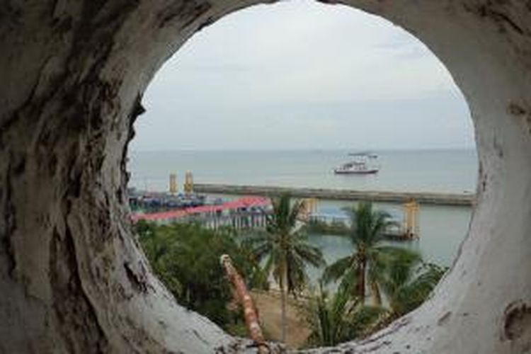 Dermaga feri dilihat dari Mercusuar di Tanjung Kelian, Muntok, Bangka Barat, Provinsi Bangka Belitung.