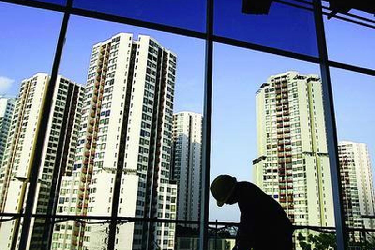 Pekerja memotong hebel blok untuk dinding pusat perbelanjaan Epicentrum Walk yang sedang dibangun di kawasan Kuningan, Jakarta, Rabu (25/6). Pengembang optimistis berinvestasi di sektor properti masih memiliki pasar yang besar termasuk memenuhi kebutuhan industri ritel di Jakarta.  