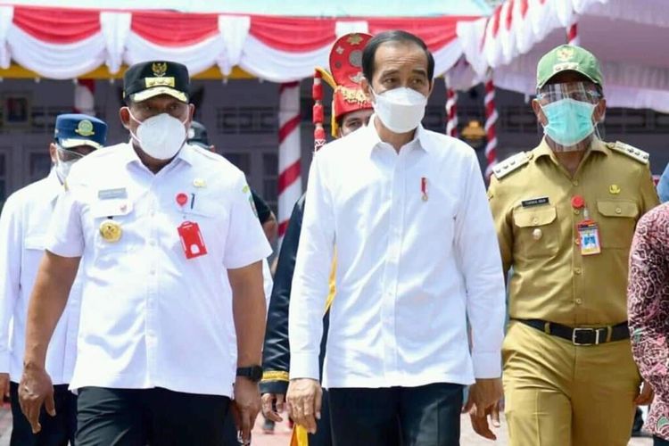 Presiden Joko Widodo didampingi Gubernur Maluku, Murad Ismail, Bupati Maluku Tengah Tuasikal Abua memantau vaksinasi massal di Desa Hitu, Kecatan Leihitu Kabuoaten Maluku Tengah, Kamis (25/3/2021)