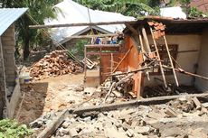 Baru 5 Bulan Dibangun, Tanggul Tebing Longsor Akibat Hujan Deras, 3 Rumah Rusak Berat