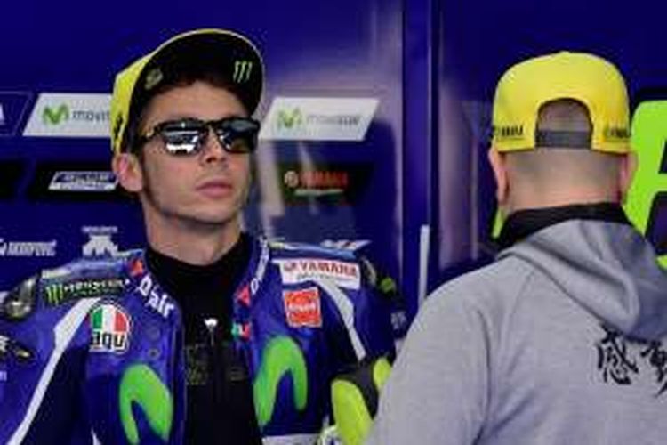 Pebalap Yamaha Team asal Italia, Valentino Rossi, menunggu di paddock saat sesi latihan bebas pertama GP Valencia di Sirkuit Ricardo Tormo, Jumat (11/11/2016).